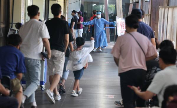 28일 오전 한 지역 보건소의 코로나19 선별진료소가 검사를 받으려는 시민들로 북적이고 있다. 연합뉴스