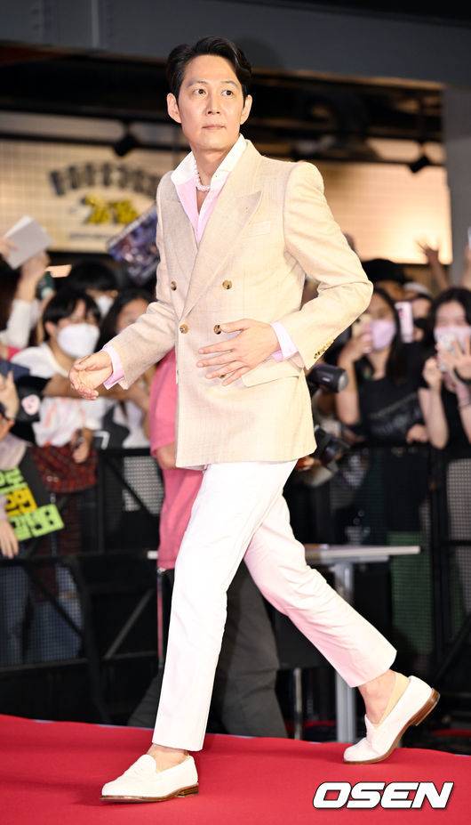 [OSEN=민경훈 기자] 27일 오후 서울시 강남구 메가박스 코엑스에서 영화 '헌트' 흥행 감사 무대 인사 및 앵콜 쇼케이스가 열렸다. 이 자리에는 감독 겸 배우 이정재와 배우&nbsp;정우성, 정만식이 참석했다.이정재가 앵콜 쇼케이스에서 포토타임을 갖고 있다. 2022.08.27 /rumi@osen.co.kr