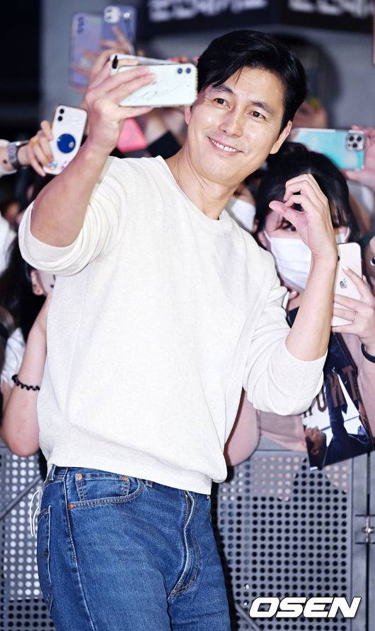 [OSEN=민경훈 기자] 27일 오후 서울시 강남구 메가박스 코엑스에서 영화 '헌트' 흥행 감사 무대 인사 및 앵콜 쇼케이스가 열렸다. 이 자리에는 감독 겸 배우 이정재와 배우&nbsp;정우성, 정만식이 참석했다.정우성이 앵콜 쇼케이스에서 포토타임을 갖고 있다. 2022.08.27 /rumi@osen.co.kr