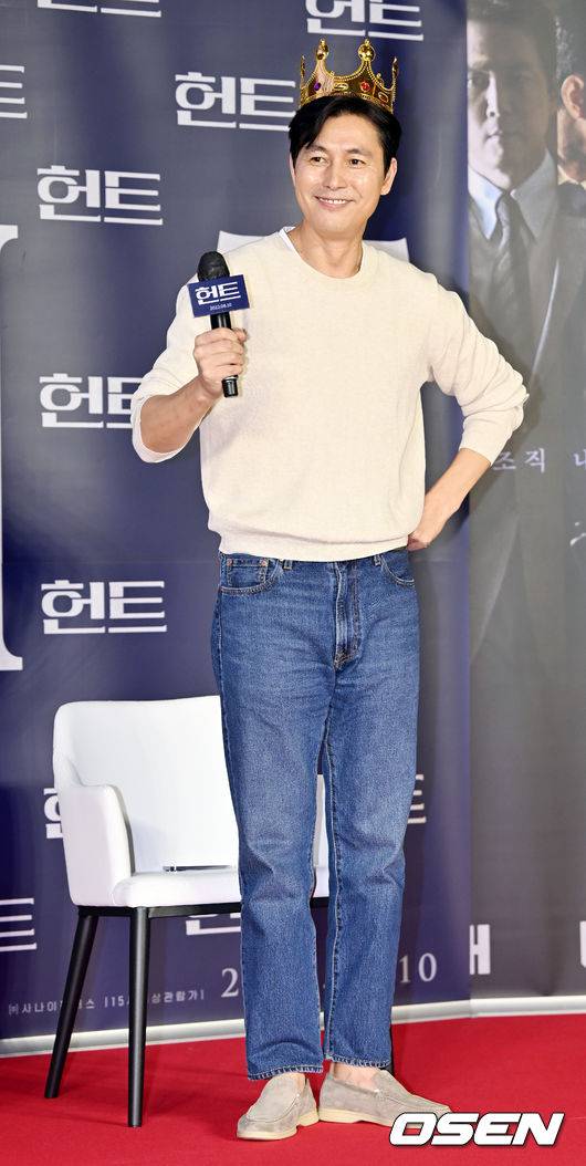 [OSEN=민경훈 기자] 27일 오후 서울시 강남구 메가박스 코엑스에서 영화 '헌트' 흥행 감사 무대 인사 및 앵콜 쇼케이스가 열렸다. 이 자리에는 감독 겸 배우 이정재와 배우&nbsp;정우성, 정만식이 참석했다.정우성이 앵콜 쇼케이스에서 포토타임을 갖고 있다. 2022.08.27 /rumi@osen.co.kr