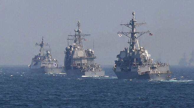 지난 2015년 일본 관함식에 참가한 우리 해군 대조영함(왼쪽)과 미 해군 이지스함들