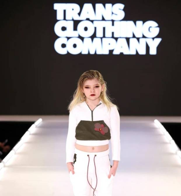 올해 2월 뉴욕 패션위크에 혜성처럼 등장한 세계 최연소 트렌스젠더 모델 노엘라 맥마허(10)가 오는 9월 뉴욕 패션위크와 내년 파리 패션위크 무대에도 등장한다.