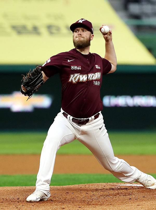 7월12일 인천 SSG 랜더스필드에서 공을 던지는 키움 히어로즈의 에릭 요키시 선수. 올해 투심 구사율이 가장 높다.ⓒ연합뉴스