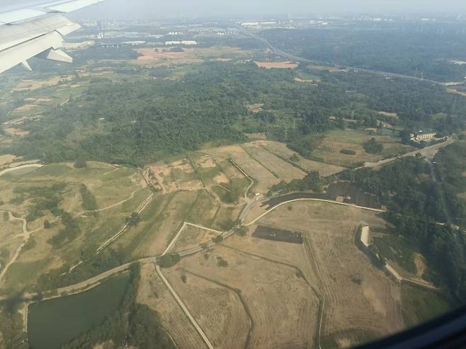 황무지로 변한 농지 (쓰촨성=연합뉴스) 박종국 특파원 = 25일 중국 쓰촨성의 농지가 메마른 황무지로 바뀐 모습. 쓰촨성은 3개월 동안 극심한 폭염과가뭄이 이어지고 있다. 2022.8.25 pjk@yna.co.k