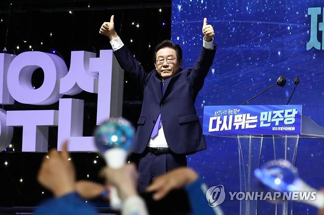 두 팔 들어 인사하는 민주당 이재명 신임 당 대표 (서울=연합뉴스) 더불어민주당 이재명 신임 당 대표가 28일 서울 송파구 올림픽 체조경기장에서 열린 제5차 정기전국대의원대회에서 당 대표로 선출된 뒤 두 팔을 들어 인사하고 있다. 2022.8.28 [국회사진기자단] toadboy@yna.co.kr