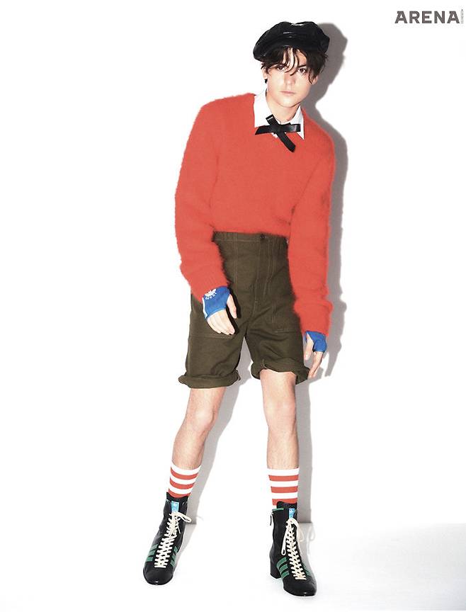 니트·셔츠·팬츠·타이·글러브·부츠 모두 구찌, 모자 스테판 쿡, 양말 ERL 제품.