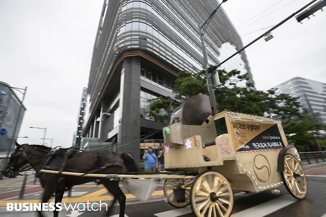 29일 경기도 성남시 분당구 판교역 근처에서 카카오게임즈 '우마무스메' 이용자들이 마차 시위를 진행하고 있다./사진=이명근 기자 qwe123@