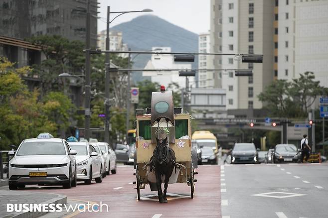 29일 경기도 성남시 분당구 판교역 근처에서 카카오게임즈 '우마무스메' 이용자들이 마차 시위를 진행하고 있다./사진=이명근 기자 qwe123@