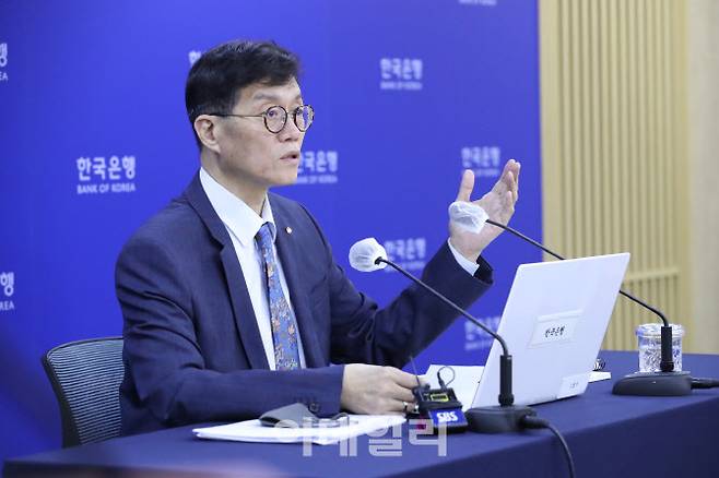 이창용 한국은행 총재가 25일 서울 삼성본관에서 금융통화위원회 정기회의에서 기준금리를 올린 후 기자회견을 진행하고 있다. (출처: 한은)