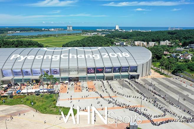 이날 강릉 스피드스케이팅 경기장 앞에는 젠지와 T1의 경기에 티켓 수령을 위해 E스포츠 팬들이 동시간대 몰리며 긴 줄 행렬을 이뤘다. 멀리 경포 호수와 경포대 해변이 보인다. (MHN스포츠 강릉, 권혁재 기자)