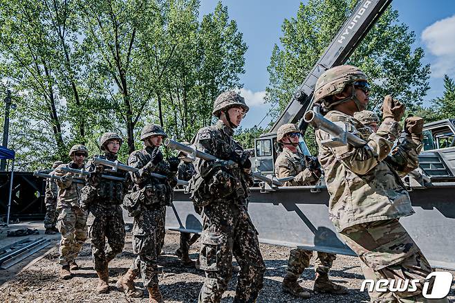 한미 연합 공병 상용교량 구축훈련. (육군 제공) 2022.8.26/뉴스1