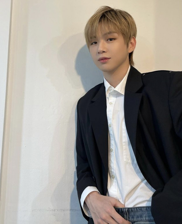 Singer Kang Daniel has turned into a Lovely Autumn Man.Kang Daniel posted a picture on his 29th day, saying Chuts up in his instagram.The photo shows Kang Daniel posing for a white shirt, a jacket, and pants.Kang Daniel made his fans excited by his immaculate skin, punctuated lips, and autumn, making the atmosphere more intense.Meanwhile, Kang Daniel attended the 2022 K Global Heart Dream Awards red carpet event held at the Student Gymnasium in Jamsil-dong, Seoul on the afternoon of the 25th.