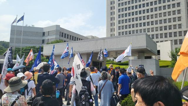 민경욱 전 의원이 인천 연수구 선거관리위원회를 상대로 제기한 선거 무효소송이 지난달 28일 대법원에서 기각된 가운데, 이날 대법원 건물 앞엔 보수단체 회원 100여 명이 결집했다. 심희보 인턴기자