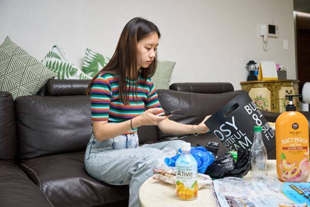 청소년 환경운동가 성지현(16)양이 그린피스 플콕조사에 참여, 일주일간 사용한 플라스틱을 앱에 기록하고 있다. 그린피스 제공