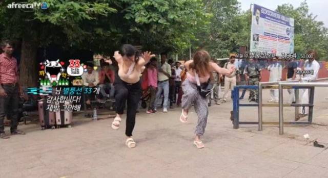 인도 여행 중인 아프리카TV 여성 BJ 두 명이 노출이 심한 의상을 입고 현지 남성들 앞에서 춤을 추는 모습. / 사진=온라인 커뮤니티