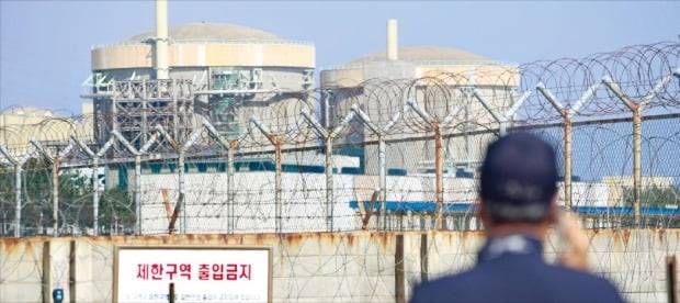 산업통상자원부가 문재인 정부 시절 회계법인을 압박해 월성 원전 1호기의 경제성 평가 결과를 조작한 혐의가 검찰 공소장을 통해 드러났다. 지난 20일 가동중단 상태인 경주 양남면 월성 1호기를 인근 주민이 바라보고 있다.   연합뉴스