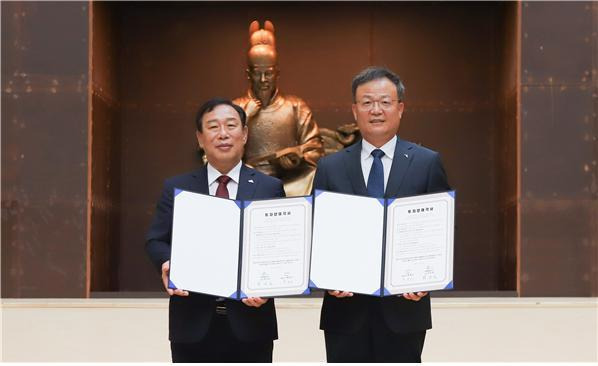 KT&G CEO Baek Bok-in (right) and Choi Min-ho, Sejong City Mayor pose for a photo after an MOU on Friday at the Sejong City Hall. (KT&G)