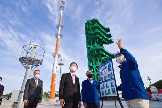 전라남도 고흥군 나로우주센터를 방문해 발사대 준비 현황을 점검하는 (왼쪽부터) 이상률 한국항공우주연구원장, 이종호 과학기술정보통신부 장관, 고정환 한국형발사체개발사업본부장. 2022.5.26/뉴스1