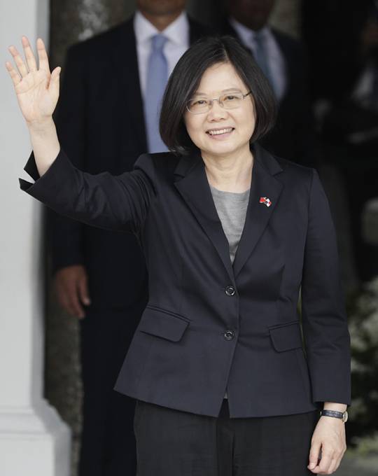 지난 2016년 6월 27일 파나마의 수도 파나마시티 총통궁에서 열린 환영식에서 차이잉원 대만 총통이 손을 흔들고 있다. 당시 차이 총통은 파나마 운하에서 열린 새로운 선박 개통식에도 참석했다. AP 연합뉴스