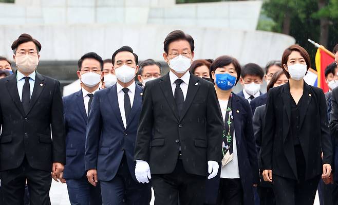 더불어민주당 이재명 신임 당 대표 등 지도부가 29일 오전 서울 동작구 국립서울현충원을 찾아 현충탑에 참배한 뒤 걸어 나오고 있다. [사진=이상섭 기자]