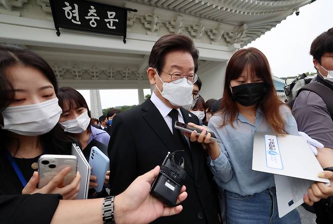 이재명 더불어민주당 신임 당 대표가 29일 오전 서울 동작구 국립서울현충원을 찾아 현충탑에 참배한 뒤 걸어 나오고 있다. [연합]