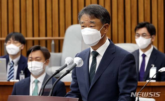 [서울=뉴시스] 고범준 기자 = 오석준 대법관 후보자가 29일 서울 여의도 국회에서 열린 인사청문회에서 인사말을 하고 있다. (공동취재사진) 2022.08.29. photo@newsis.com