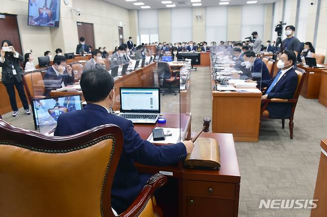 [서울=뉴시스] 김선웅 기자 = 이채익 서울 여의도 국회 행정안전위원장이 29일 서울 여의도 국회에서 열린 행정안전위원회 전체회의에서 의사봉을 두드리고 있다. (공동취재사진) 2022.08.29. photo@newsis.com