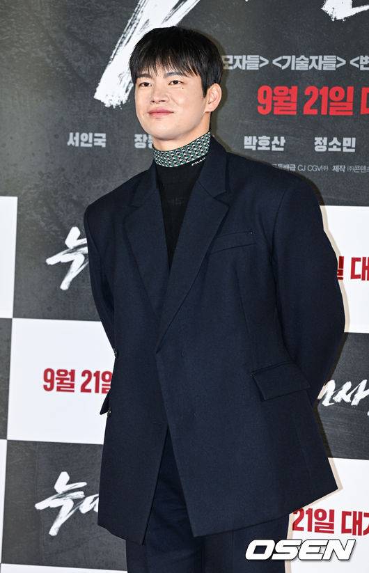 [OSEN=박준형 기자] 29일 오전 서울 용산아이파크몰 내 용산 CGV에서 영화 '늑대사냥'(감독 김홍선) 제작보고회가 진행됐다.  '늑대사냥'은 극악무도한 범죄자들을 태평양에서 한국까지 이송해야 하는 상황 속, 지금껏 보지 못한 극한 상황에 처하게 되는 하드보일드 서바이벌 액션으로 오는 9월 21일 개봉 예정이다.  배우 서인국이 포즈를 취하고 있다. 2022.08.29 / soul1014@osen.co.kr