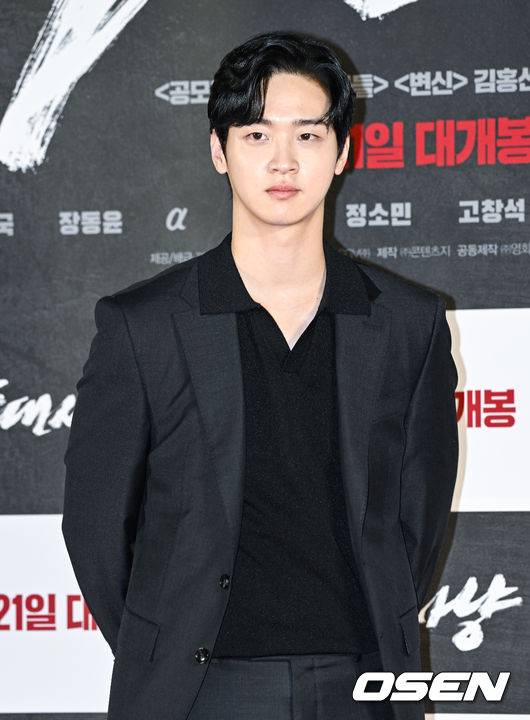 [OSEN=박준형 기자] 29일 오전 서울 용산아이파크몰 내 용산 CGV에서 영화 '늑대사냥'(감독 김홍선) 제작보고회가 진행됐다.  '늑대사냥'은 극악무도한 범죄자들을 태평양에서 한국까지 이송해야 하는 상황 속, 지금껏 보지 못한 극한 상황에 처하게 되는 하드보일드 서바이벌 액션으로 오는 9월 21일 개봉 예정이다.  배우 장동윤이 포즈를 취하고 있다. 2022.08.29 / soul1014@osen.co.kr