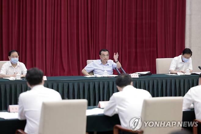 경제회의 주재하는 리커창 중국 총리 [선전 신화=연합뉴스 자료사진] 리커창 중국 총리가 16일 남부 광둥성의 선전에서 경제 심포지엄을 주재하고 있다. 전날 발표된 중국의 7월 산업생산과 소매판매, 도시지역 고정자산투자(FAI) 등 주요 지표는 모두 시장의 예상치를 대폭 하회했다. 2022.08.17 jsmoon@yna.co.kr