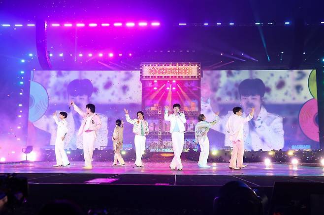 BTS가 만든 '보랏빛 기적' (라스베이거스=연합뉴스) 미국 라스베이거스 얼리전트 스타디움에서 열린 그룹 방탄소년단(BTS)의 'BTS 퍼미션 투 댄스 온 스테이지 - 라스베이거스' 콘서트 무대. 방탄소년단은 이곳에서 8일(현지시간)과 9일, 오는 15·16일 총 네 번의 콘서트를 개최한다. 2022.4.10 [빅히트뮤직 제공. 재판매 및 DB 금지] photo@yna.co.kr
