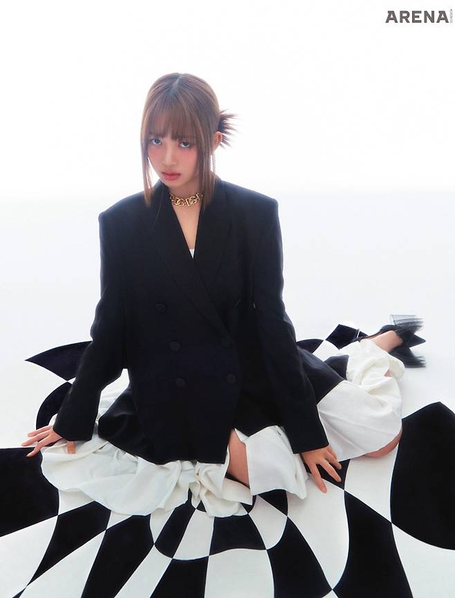 드레스 YCH, 슈즈 지미추 제품.