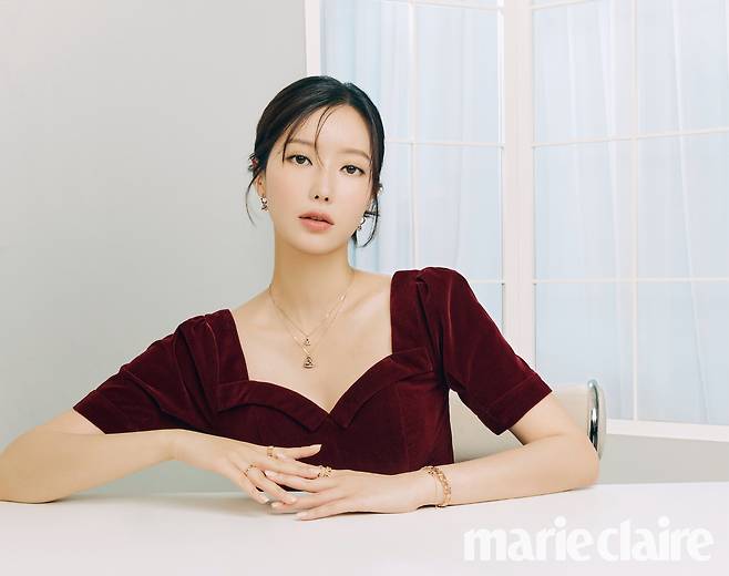 Seoul) = The alluring pictorial of actor Im Soo-hyang has been released.The September issue of the magazine Marie Claire, released on the 30th, featured Im Soo-hyang, who boasts more beautiful beauty.Im Soo-hyang also showed a variety of jewelery styling in a unique dreamy and elegant atmosphere.He also created an alluring atmosphere by matching diamond neckless and bracelets with burgundy color dresses, and added a simple and neat charm by wearing a pearl necklace and chain bracelet in a bright blue dress.On the other hand, Im Soo-hyang has been loved by the public by appearing as a prosecutor who is full of justice in MBC drama Doctor Royer which recently ended.