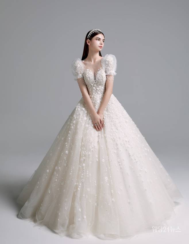 사진 : 웨딩드레스 아벨바이케이, 포토그래퍼 박정현, 디렉터 스타일818 이현정, 헤어 & 메이크업 메컵진, 모델 이라