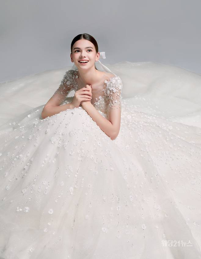 사진 : 웨딩드레스 아벨바이케이, 포토그래퍼 박정현, 디렉터 스타일818 이현정, 헤어 & 메이크업 메컵진, 모델 이라