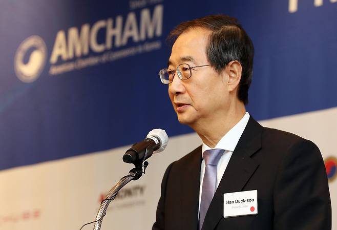 한덕수 국무총리가 지난 7월 1일 서울 용산구 그랜드하얏트서울에서 열린 주한미국상공회의소(암참)·미국기업 간담회에서 인사말을 하고 있다. 한 총리는 이날 새 정부의 규제 완화 정책, 경제 활성화 방안 등을 150여명의 주한 미국 기업인과 공유하며 "지난 3~5년간 암참 회원사들이 끊임없이 '한국의 정책 및 법규가 국제적 기준에 들어맞지 않는다'고 말해왔지만, 소통이 되지 않았다는 점이 마음에 들지 않았다"고 했다. /뉴스1