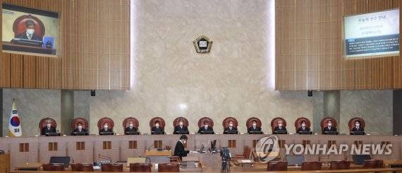 긴급조치 9호 피해자 국가배상 책임 관련 전원합의체 선고 (서울=연합뉴스) 신현우 기자 = 김명수 대법원장을 비롯한 대법관들이 30일 오후 서울 서초구 대법원 대법정에서 열린 긴급조치 9호 피해자에 대한 국가배상 책임 관련 전원합의체 선고에 입장해 자리에 앉아 있다. 2022.8.30 nowwego@yna.co.kr (끝)