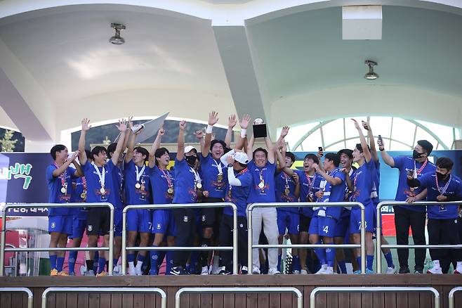 아주대 하석주 감독과 선수들이 태백산기 추계대회 우승 트로피를 들어 올리고 있다. [사진 대학축구연맹]