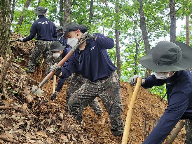 육군 36사단 독수리여단 장병들이 지난 26일 강원 횡성군 우천면 오원리 6·25 전사자 유해 발굴 현장에서 유해 발굴 작전을 하고 있다. [사진 출처 = 육군 36사단]