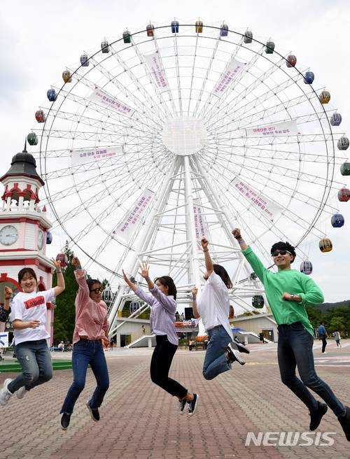 【광주=뉴시스】신대희 기자 = 22일 오후 광주 북구 패밀리랜드 대관람차 앞에서 광주시선거관리위원회가 관람차를 활용한 제7회 전국동시 지방선거 홍보 활동을 벌이고 있다. 시 선관위는 투표일인 6월13일까지 관람차에 홍보 현수막을 설치한다. 2018.05.22.  sdhdream@newsis.com