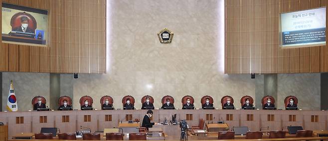 김명수 대법원장을 비롯한 대법관들이 30일 오후 서울 서초구 대법원 대법정에서 열린 긴급조치 9호 피해자에 대한 국가배상 책임 관련 전원합의체 선고에 입장해 자리에 앉아 있다. Ⓒ연합뉴스