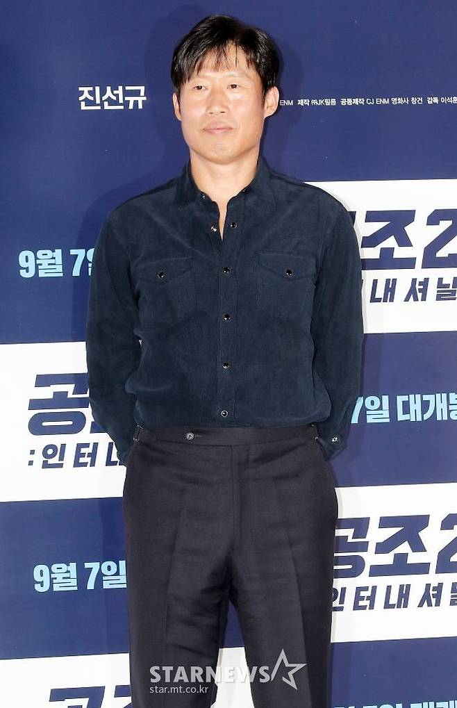 배우 유해진이 30일 오후 서울 용산구 아이파크몰 CGV에서 열린 영화 '공조2: 인터내셔날' 언론시사회 및 기자간담회에 참석해 포즈를 취하고 있다.  '공조2: 인터내셔날'은 글로벌 범죄 조직을 잡기 위해 다시 만난 북한 형사 '림철령'(현빈 분)과 남한 형사 '강진태'(유해진 분), 여기에 뉴페이스 해외파 FBI '잭'(다니엘 헤니 분)까지, 각자의 목적으로 뭉친 형사들의 예측불허 삼각 공조 수사를 그린 영화다. 2022.08.30 /사진=김창현 기자 chmt@