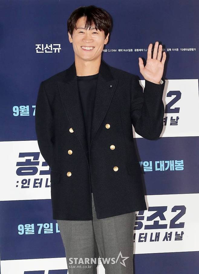 배우 진선규가 30일 오후 서울 용산구 아이파크몰 CGV에서 열린 영화 '공조2: 인터내셔날' 언론시사회 및 기자간담회에 참석해 포즈를 취하고 있다.  '공조2: 인터내셔날'은 글로벌 범죄 조직을 잡기 위해 다시 만난 북한 형사 '림철령'(현빈 분)과 남한 형사 '강진태'(유해진 분), 여기에 뉴페이스 해외파 FBI '잭'(다니엘 헤니 분)까지, 각자의 목적으로 뭉친 형사들의 예측불허 삼각 공조 수사를 그린 영화다. 2022.08.30 /사진=김창현 기자 chmt@