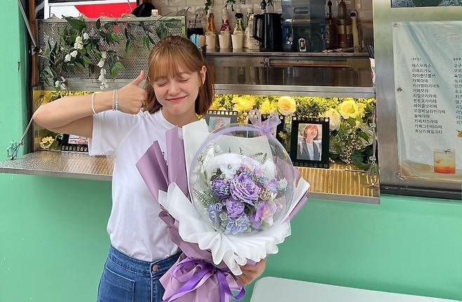 Singer and actor Kim Se-jeong thanked his fans.Kim Se-jeong posted several photos on his 30th day with his article Thank you so much for the Hong Kong world in his instagram.In the photo, Kim Se-jeong, who was impressed by the coffee tea present, was shown. He gave a thank-you gesture with a bunch of purple flowers.Kim Se-jeong, who shines even if he wears jeans in white tee, said, When the physical strength falls during shooting, the world takes care of it and wakes up again. Thank you so much. I love you all the time.On the other hand, Kim Se-jeong is appearing on SBS gilt drama Todays Web toon with Choi Daniel and Nam Yoon-soo.