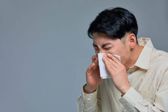 알레르기 비염은 건조하고 일교차가 큰 환절기에 증상이 심각하다. 비염에 좋은 음식을 섭취하면 증상을 완화하고 면역력을 증진하는 데 도움을 준다. [사진=게티이미지뱅크]
