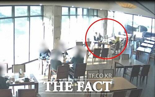 커피에 향정신성의약품으로 추정되는 액체를 타는 모습. 사진=전북경찰청제공