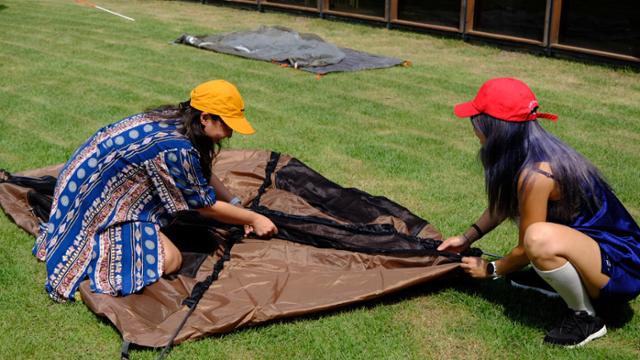 무엇이든 처음은 늘 낯설고 어렵다. 26일 오후 한 참가자가 직접 텐트를 설치하고 있다. 우먼스베이스캠프 제공
