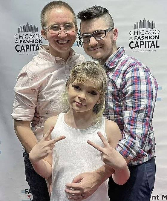 세 살에 커밍아웃 후 10세의 나이에 세계 최연소 트랜스젠더(성 전환자) 모델로 활동 중인 미국 소녀 노엘라 맥마허(10)와 그의 부모. 노엘라의 친어머니 디 맥마허는 생물학적 성별은 여성이나, 성 정체성은 남성인 ‘트랜스남성’이며, 디 맥마허의 배우자 레이 역시 트랜스남성이다. 사진 데일리메일 캡처