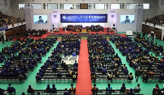 29일 서울 관악구 서울대학교 체육관에서 제76회 후기 학위수여식이 대면 졸업식으로 열리고 있다. 연합뉴스