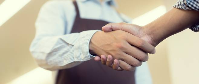 전문가들은 ‘반말 갈등’이 주로 ‘나이 차’ ‘세대 차’에서 기인하는 문제인 만큼, 어른과 청년이 서로의 입장을 이해하면서도 과거와 달라진 사회문화를 공유하는 교육이 필요하다고 조언한다. (사진 출처=게티이미지뱅크, 이해를 돕기 위한 이미지로 기사 내용과 직접 관련 없음)